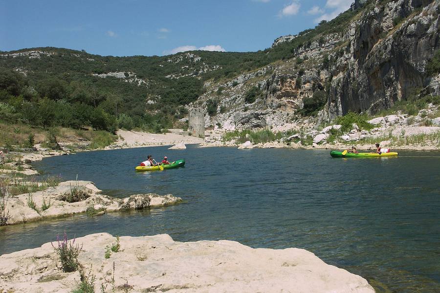 Des canoës sur le Gardon, en amont du Pont du Gard