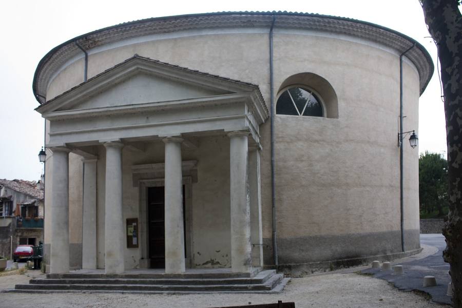 Le temple protestant de Lasalle, au centre du village