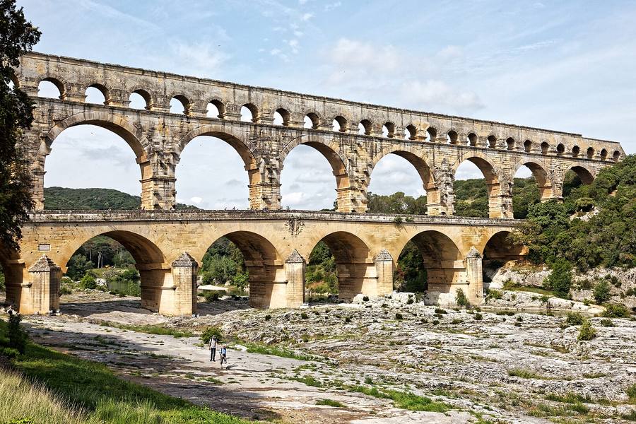 Le Pont du Gard enjambant le Gardon