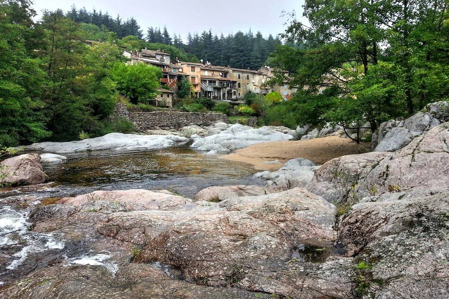 La Salindrenque et son lit de roches claires, au pied de Lasalle