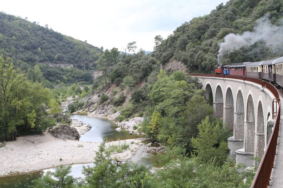 Le train à vapeur des Cévennes sur un viaduc de pierre, au-dessus du Gardon