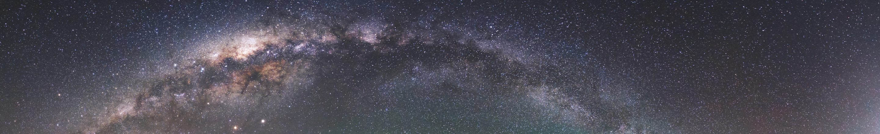 La Voie lactée déployée d’un horizon à l’autre dans un ciel nocturne sans pollution lumineuse