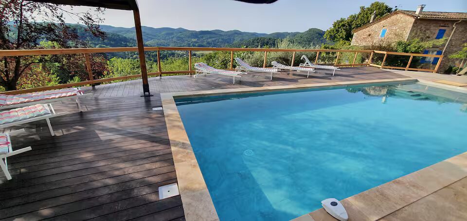 La piscine du Mas de Clarou en plein jour, face à la vallée de la Salindrenque