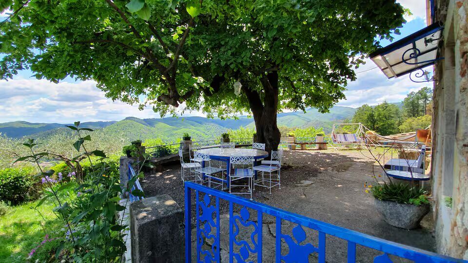 La terrasse privative du gîte Le Tilleul, vue sur la vallée de la Salindrenque