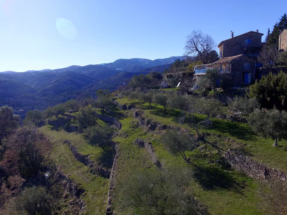 Les bancels en pierre sèche du domaine